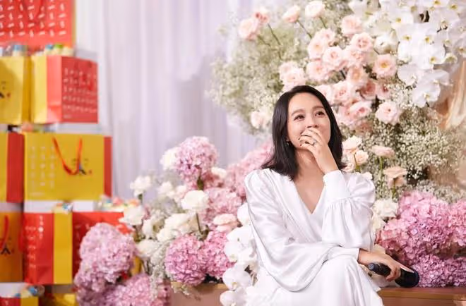 朱丹42歲生日曬全家福,兒女陪伴兩側,周一圍化身迷弟笑容寵溺