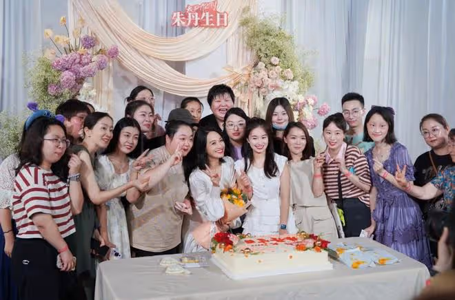 朱丹42歲生日曬全家福,兒女陪伴兩側,周一圍化身迷弟笑容寵溺