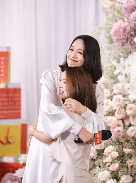 朱丹42歲生日曬全家福,兒女陪伴兩側,周一圍化身迷弟笑容寵溺