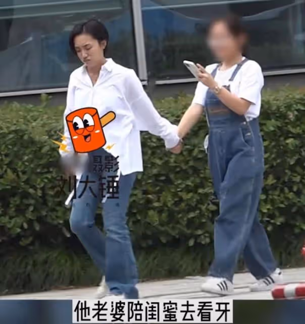 胡歌90後妻子罕見素顏現身,剪短髮穿著樸素,產後半年身材恢復