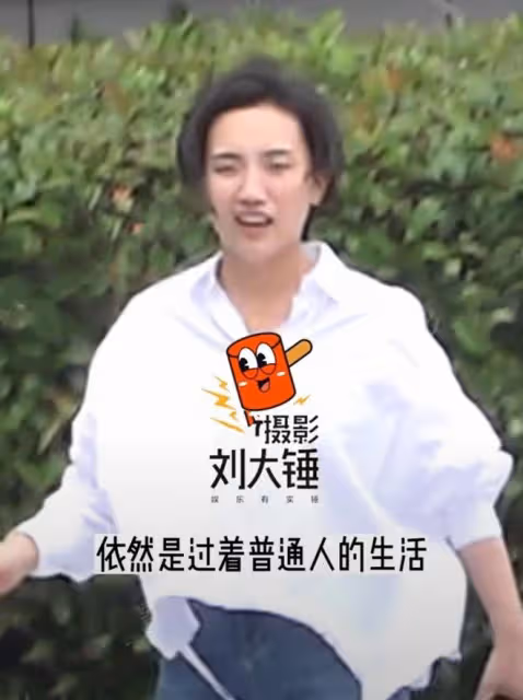 胡歌90後妻子罕見素顏現身,剪短髮穿著樸素,產後半年身材恢復