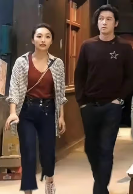 胡歌90後妻子罕見素顏現身,剪短髮穿著樸素,產後半年身材恢復
