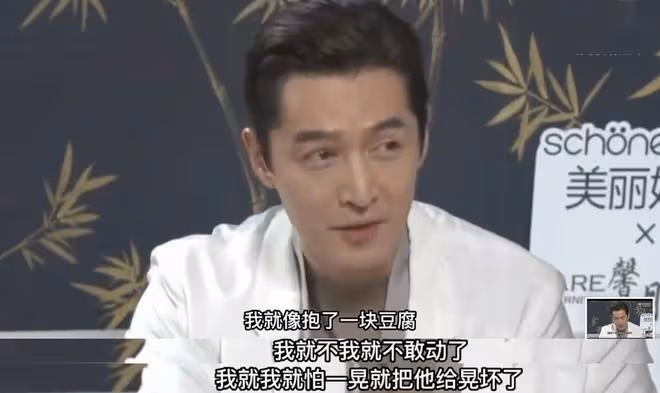 胡歌90後妻子罕見素顏現身,剪短髮穿著樸素,產後半年身材恢復