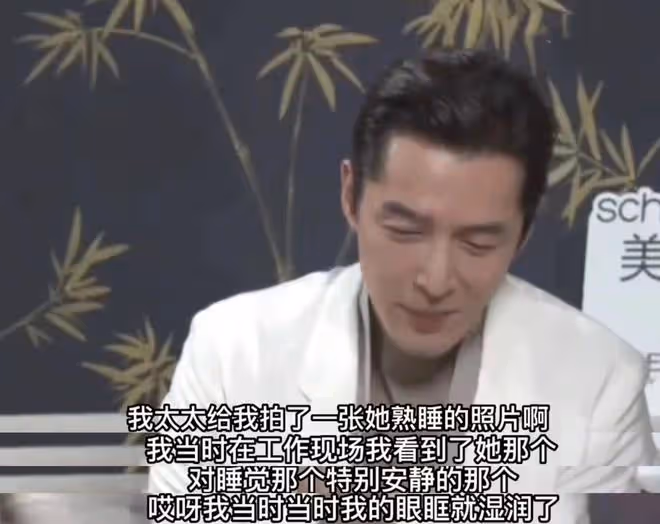 胡歌90後妻子罕見素顏現身,剪短髮穿著樸素,產後半年身材恢復
