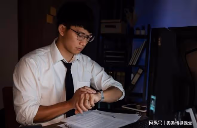 案例:假期被女上司帶回家務農,我心生抱怨,她卻突然向我表白了