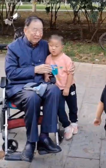噩耗!78歲相聲表演藝術家閻月明去世,最後露面坐輪椅笑容親切