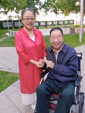 噩耗!78歲相聲表演藝術家閻月明去世,最後露面坐輪椅笑容親切