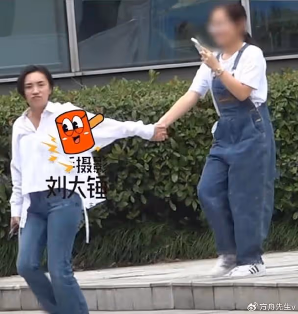 胡歌90後妻子罕見素顏現身,剪短髮穿著樸素,產後半年身材恢復如初