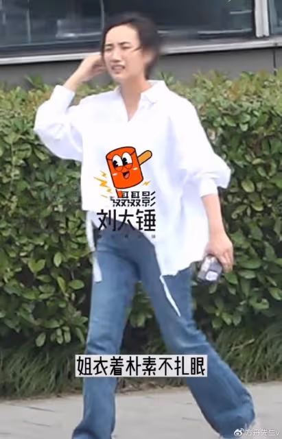 胡歌90後妻子罕見素顏現身,剪短髮穿著樸素,產後半年身材恢復如初