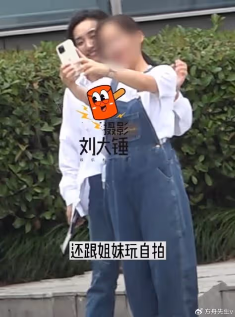 胡歌90後妻子罕見素顏現身,剪短髮穿著樸素,產後半年身材恢復如初
