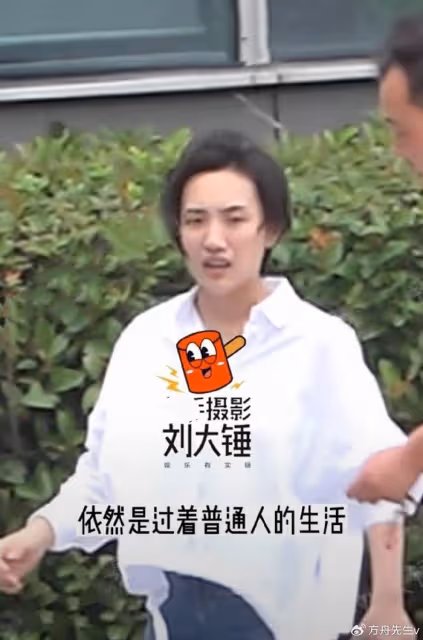胡歌90後妻子罕見素顏現身,剪短髮穿著樸素,產後半年身材恢復如初