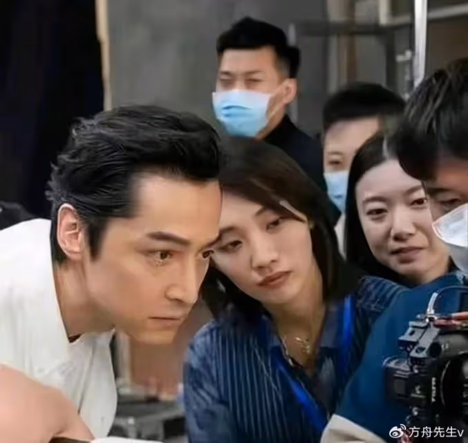 胡歌90後妻子罕見素顏現身,剪短髮穿著樸素,產後半年身材恢復如初