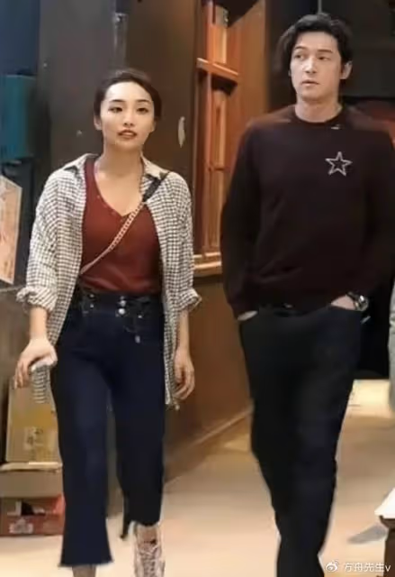 胡歌90後妻子罕見素顏現身,剪短髮穿著樸素,產後半年身材恢復如初