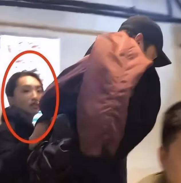 胡歌90後妻子罕見素顏現身,剪短髮穿著樸素,產後半年身材恢復如初