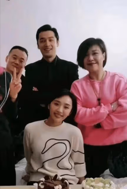 胡歌90後妻子罕見素顏現身,剪短髮穿著樸素,產後半年身材恢復如初