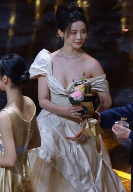 白色花蕾裙的楊超越完美展現了女性的魅力和自信
