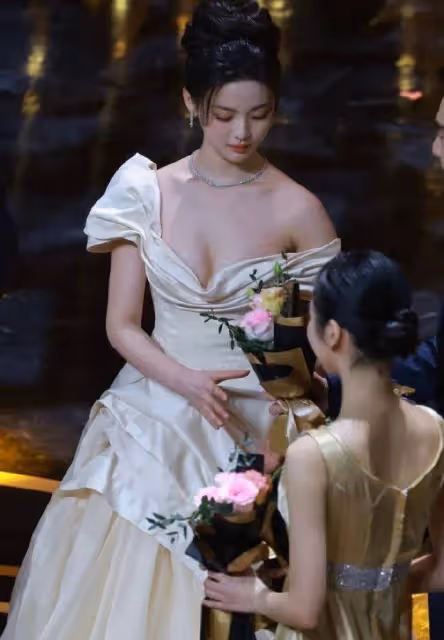 白色花蕾裙的楊超越完美展現了女性的魅力和自信