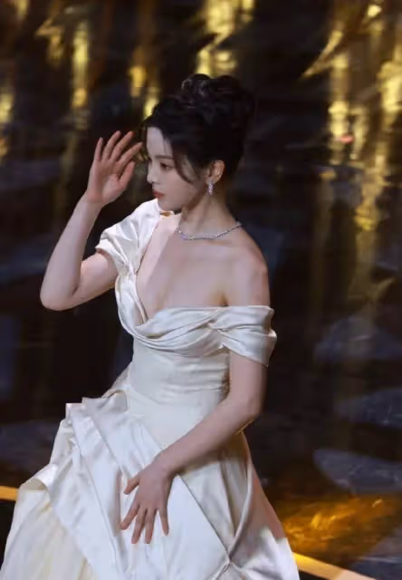 白色花蕾裙的楊超越完美展現了女性的魅力和自信