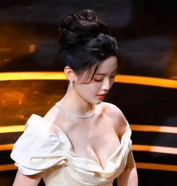白色花蕾裙的楊超越完美展現了女性的魅力和自信