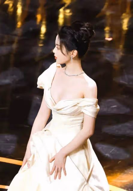 白色花蕾裙的楊超越完美展現了女性的魅力和自信