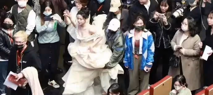 白色花蕾裙的楊超越完美展現了女性的魅力和自信