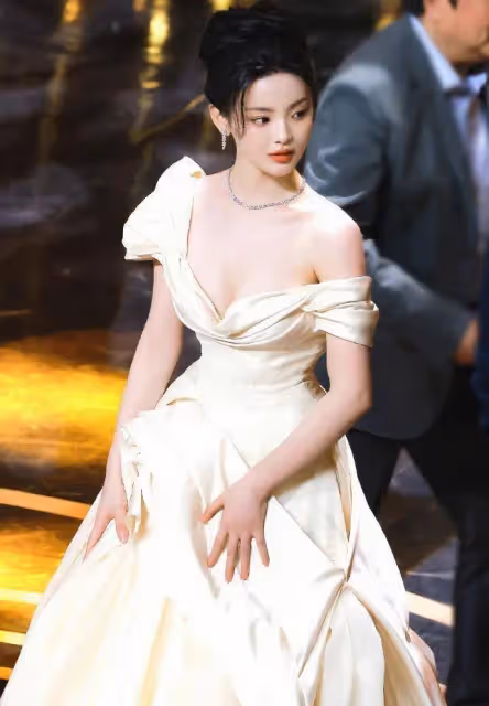白色花蕾裙的楊超越完美展現了女性的魅力和自信