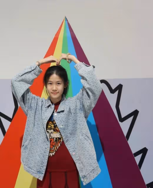 14歲貝兒曬旅行照，近1米7身高追平媽媽鮑蕾，長得和陸毅一模一樣