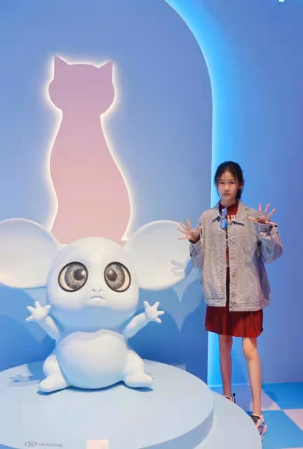 14歲貝兒曬旅行照，近1米7身高追平媽媽鮑蕾，長得和陸毅一模一樣