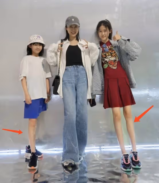 14歲貝兒曬旅行照，近1米7身高追平媽媽鮑蕾，長得和陸毅一模一樣