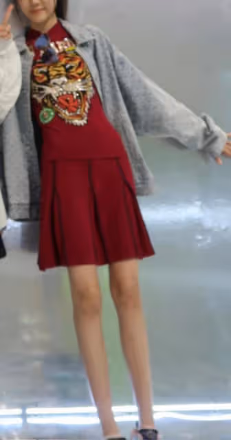 14歲貝兒曬旅行照，近1米7身高追平媽媽鮑蕾，長得和陸毅一模一樣