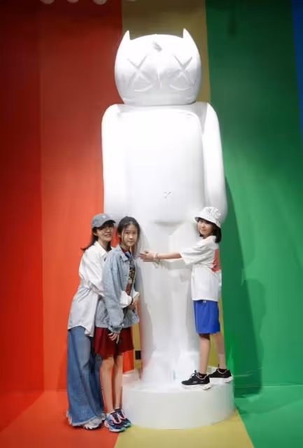 14歲貝兒曬旅行照，近1米7身高追平媽媽鮑蕾，長得和陸毅一模一樣