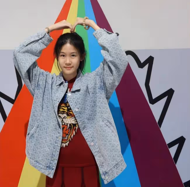 陸毅14歲大女兒曬出遊照，貝兒身高比肩媽媽，長腿細得「逆天」