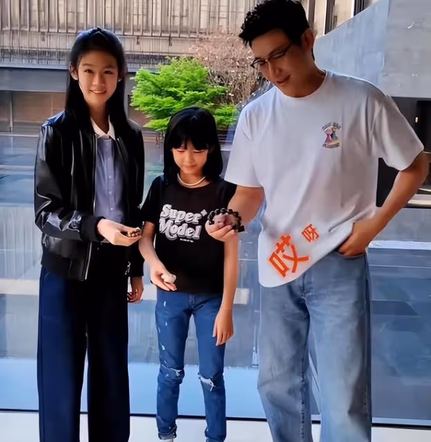 陸毅14歲大女兒曬出遊照,貝兒身高比肩媽媽,長腿細得「逆天」