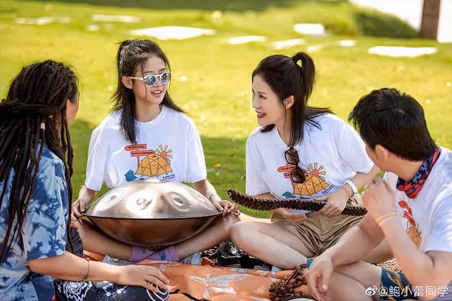 陸毅14歲大女兒曬出遊照,貝兒身高比肩媽媽,長腿細得「逆天」