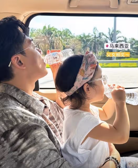 張馨月帶女兒到馬來西亞探望林峰，林峰抱著女兒開心同步喝水