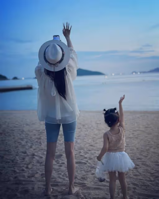 張馨月帶女兒到馬來西亞探望林峰，林峰抱著女兒開心同步喝水