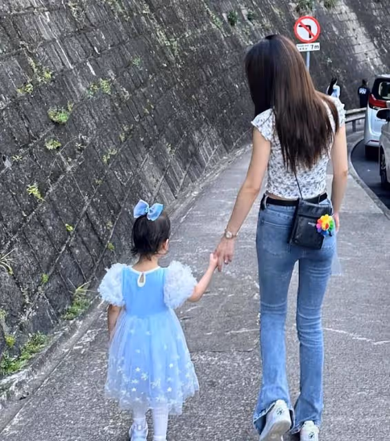 張馨月帶女兒到馬來西亞探望林峰，林峰抱著女兒開心同步喝水