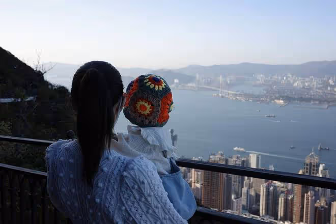 張馨月帶女兒到馬來西亞探望林峰,林峰抱著女兒開心同步喝水