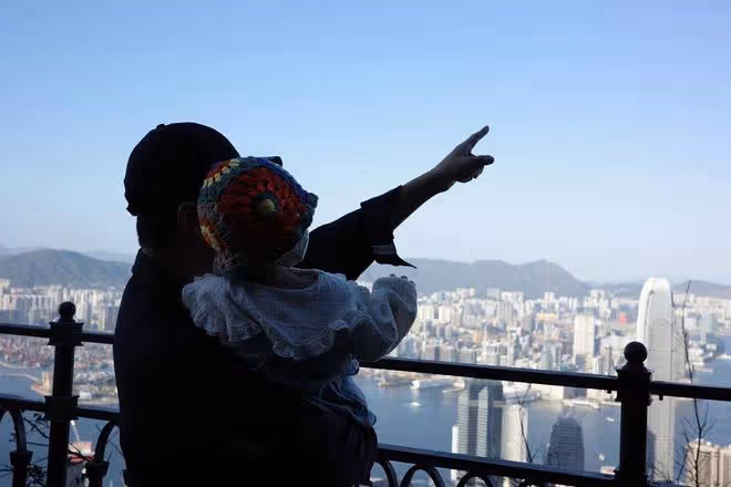 張馨月帶女兒到馬來西亞探望林峰,林峰抱著女兒開心同步喝水