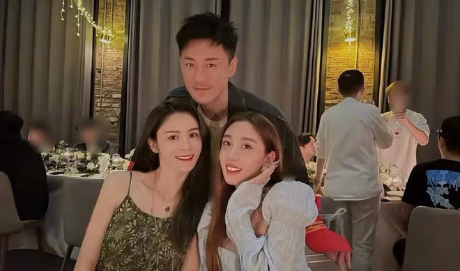 張馨月帶女兒到馬來西亞探望林峰,林峰抱著女兒開心同步喝水