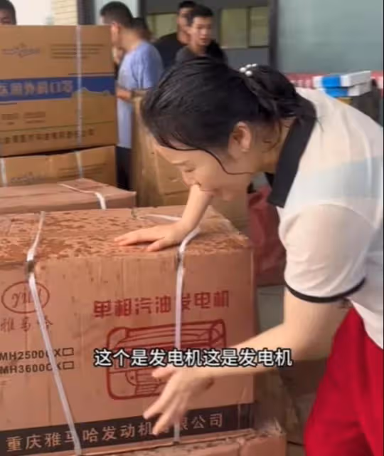 草帽姐捐120萬,還冒雨送物資被怒贊,大衣哥則因沒捐被網友喊話