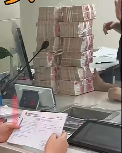 草帽姐捐120萬,還冒雨送物資被怒贊,大衣哥則因沒捐被網友喊話