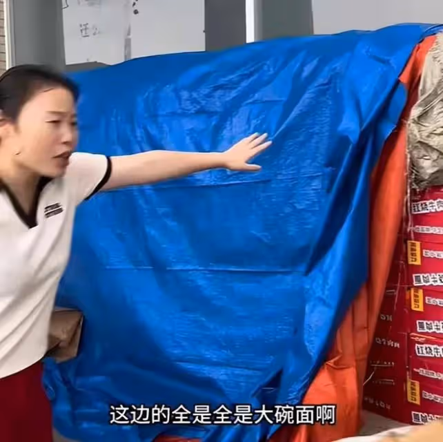 草帽姐捐120萬,還冒雨送物資被怒贊,大衣哥則因沒捐被網友喊話