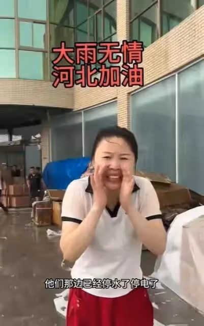 草帽姐捐120萬,還冒雨送物資被怒贊,大衣哥則因沒捐被網友喊話