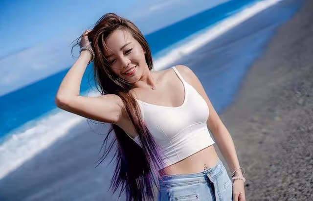 TVB知名女星有心機，泡溫泉多次為高層淋熱水，秀身材不忘拍馬屁