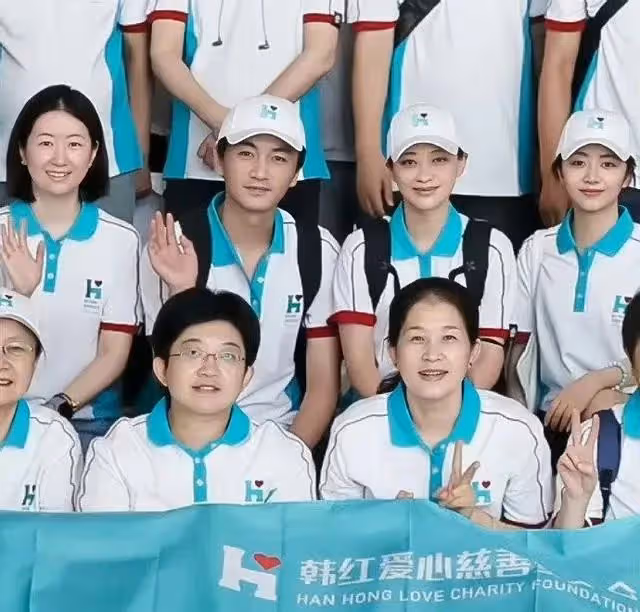 8月6日，陳曉太低調了！參加了韓紅愛心公益的百人援龍江行動！