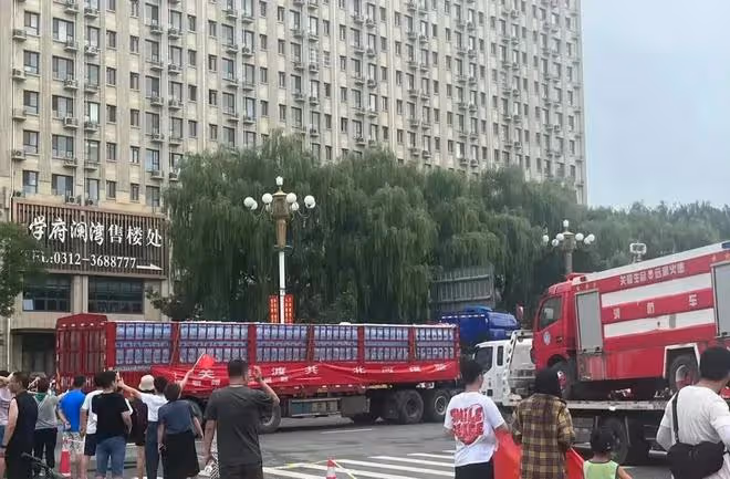 8月6日，趙麗穎捐物資直達災區引熱議，網友：擔心她會被人記恨！