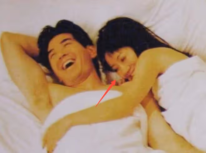62歲費翔曝大尺度照，與陶晶瑩赤身躺床上摟抱，畫面太曖昧引熱議