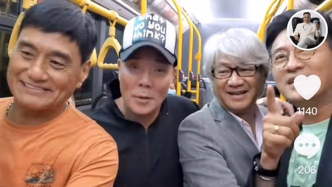 四位知名港星坐公交車太尷尬!高聲聊天無人識,尹揚明滿頭白髮