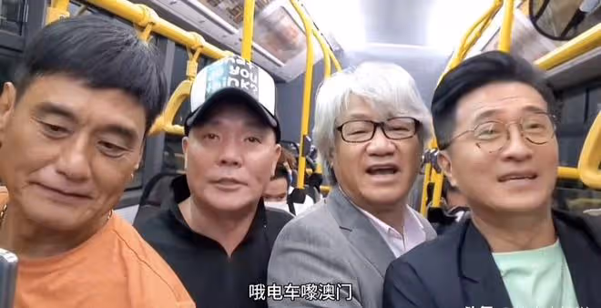 四位知名港星坐公交車太尷尬!高聲聊天無人識,尹揚明滿頭白髮